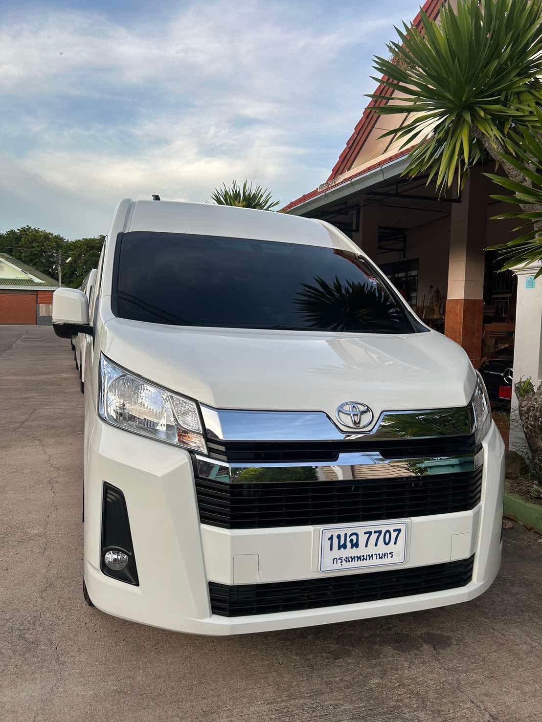 VIP Minivan visa border run to Laos